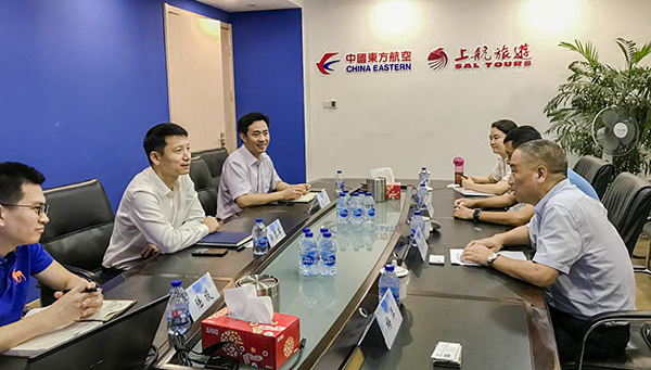 7月9日，集團(tuán)公司董事長李漢東、副總經(jīng)理龔勇一行前往上航假期國際旅行社總部，拜訪上航假期總經(jīng)理靳黎軍，雙方就下一步開展更加深入的合作進(jìn)行了洽談。市場營銷部、經(jīng)營管理部相關(guān)負(fù)責(zé)人陪同參加。.png
